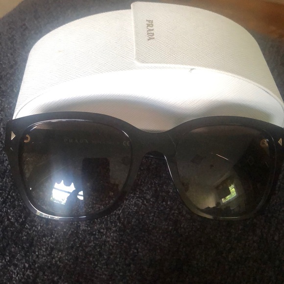 Prada sunglasses - Picture 1 of 3